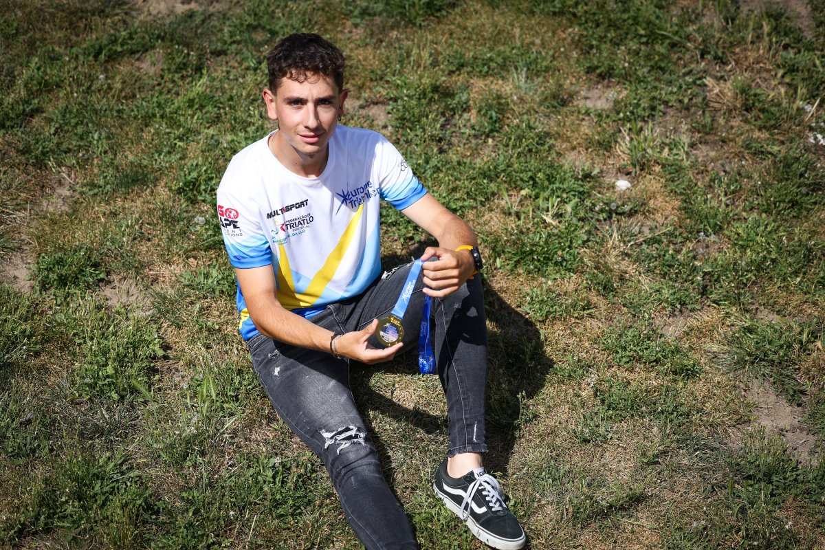 Arnau Pla, amb la medalla d’or obtinguda al Campionat d’Europa de duatló cros
