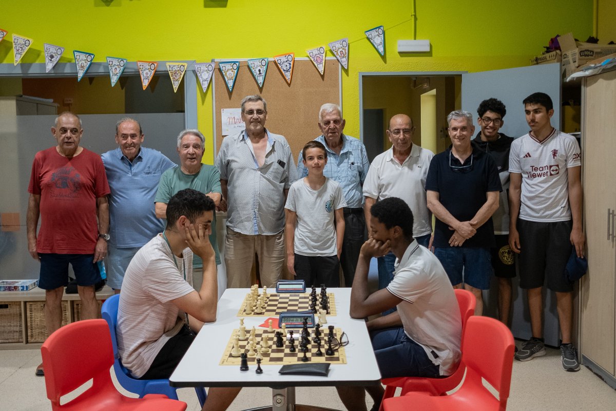 Alguns dels membres de la Penya Escacs Taradell, dissabte a la tarda, al nou local del club
