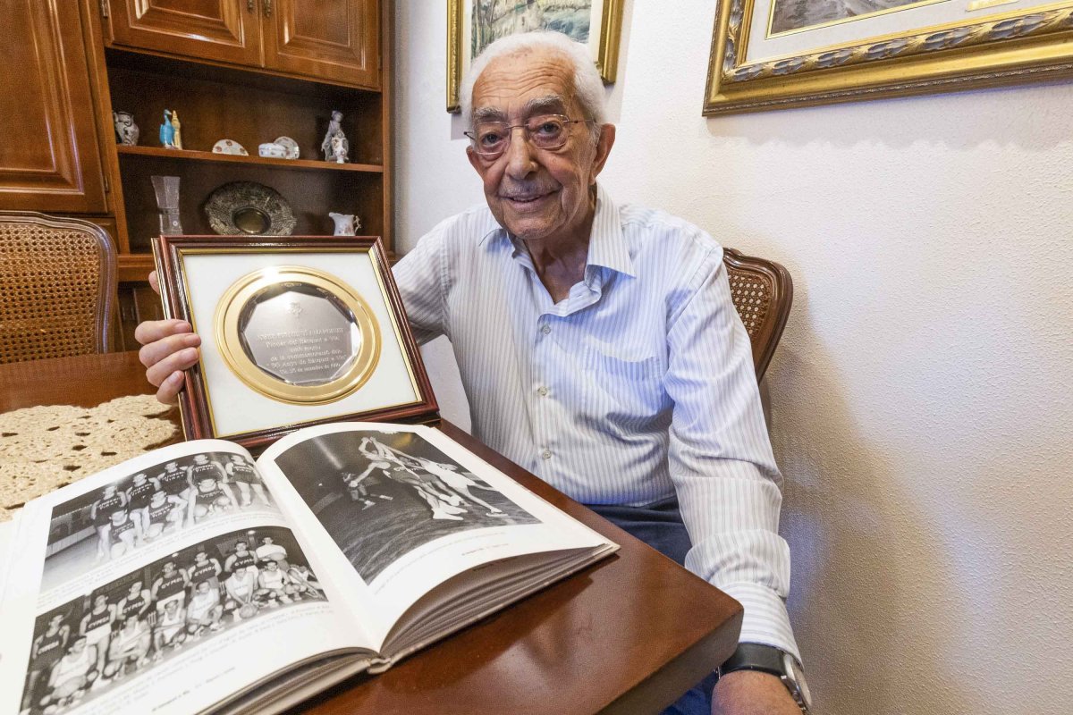 Josep Formentí, amb la placa commemorativa dels 50 anys de la fundació del CB Vic