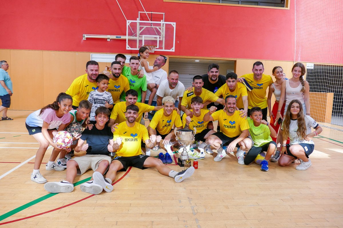 Els jugadors i familiars del Tenerife celebren el títol de campions
