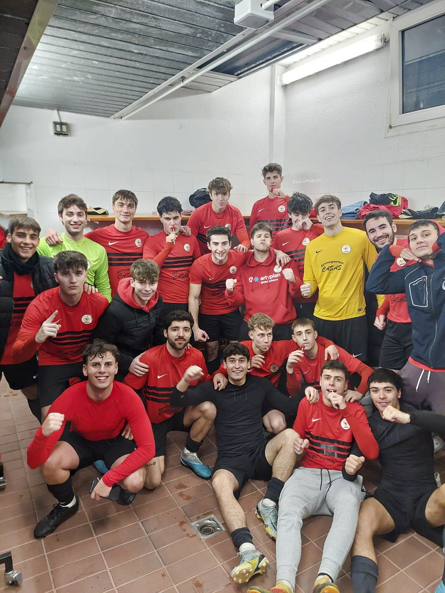 Els jugadors del Torelló B celebren una de les victòries aconseguides durant el campionat