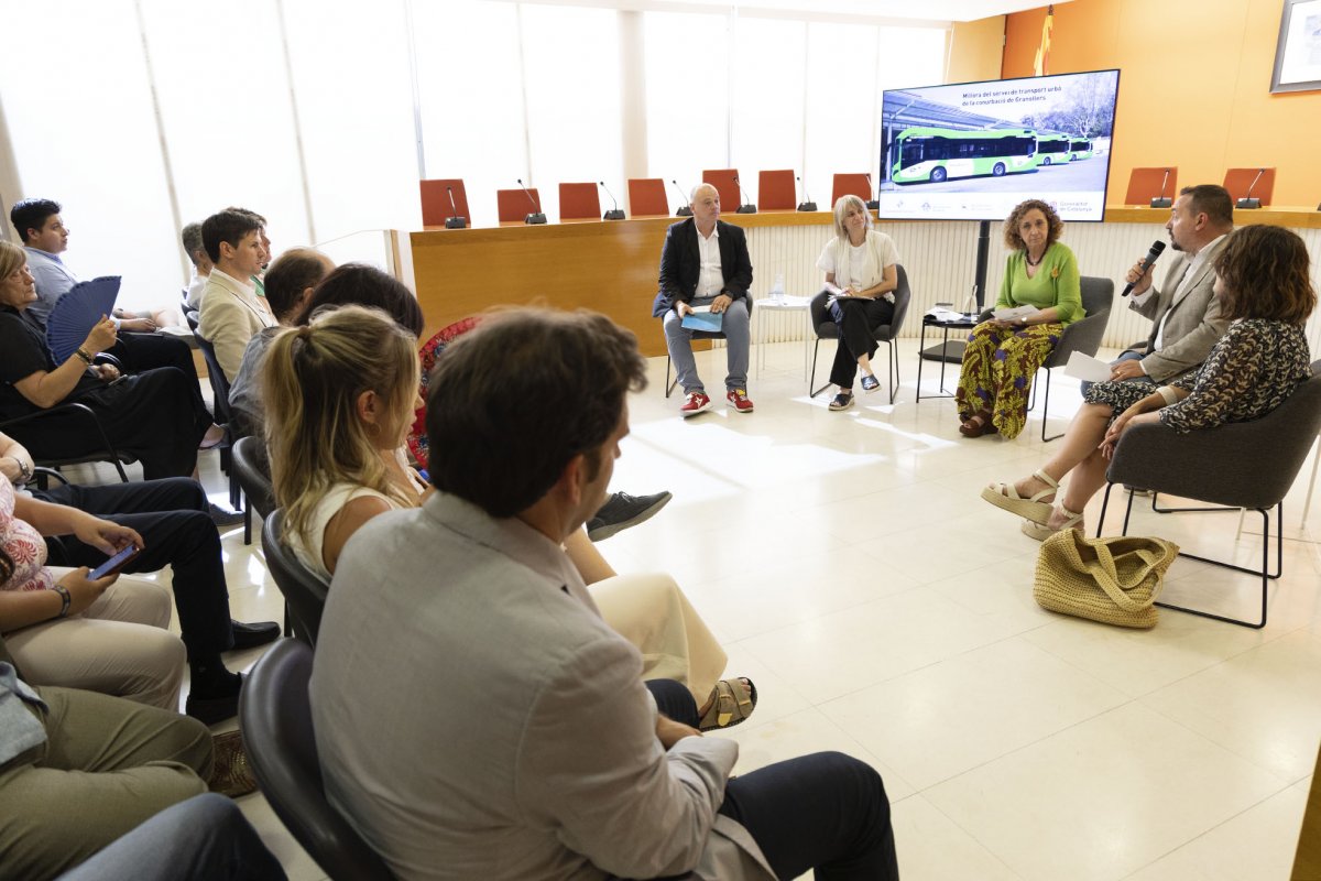 La presentació d'aquest dimarts amb els representants municipals i la consellera. D'esquenes, Ramon Sagalés, de Sagalés