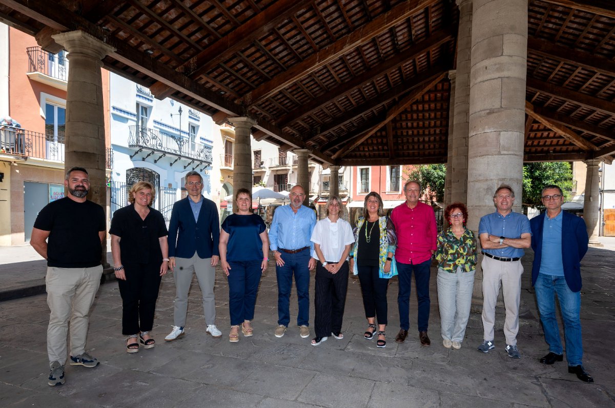 Els membres del grup assessor amb representants dels grups municipals de l'Ajuntament de Granollers