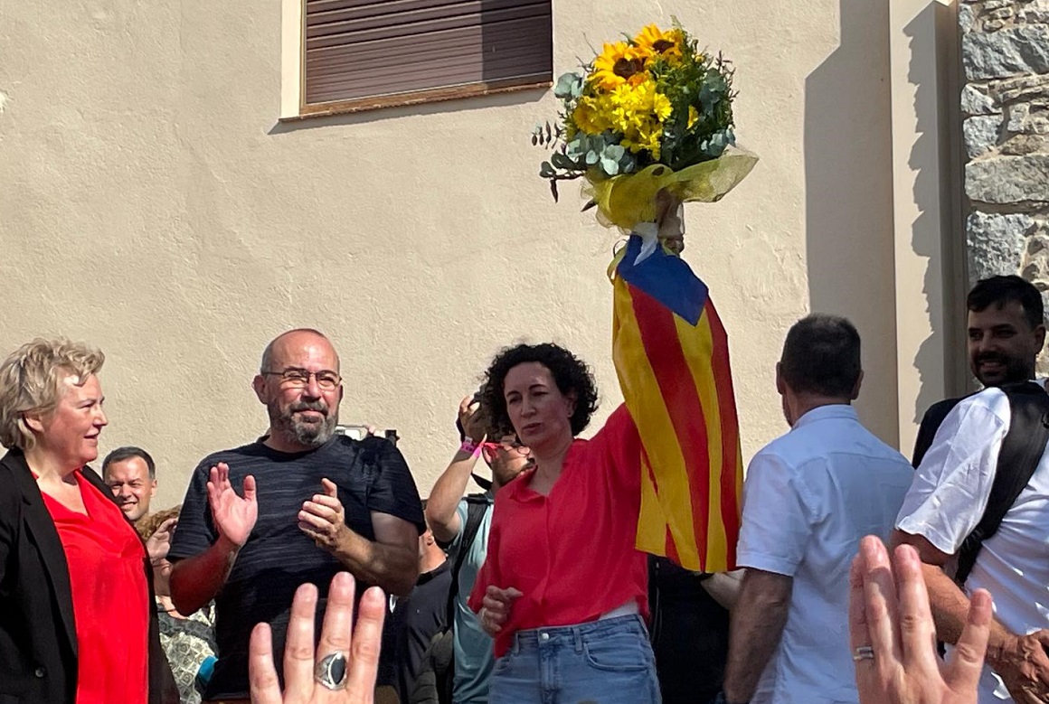 Marta Rovira, a Cantallops, exhibint el ram de flos amb l'estelada que li acabaven de donar les seves amigues vigatanes