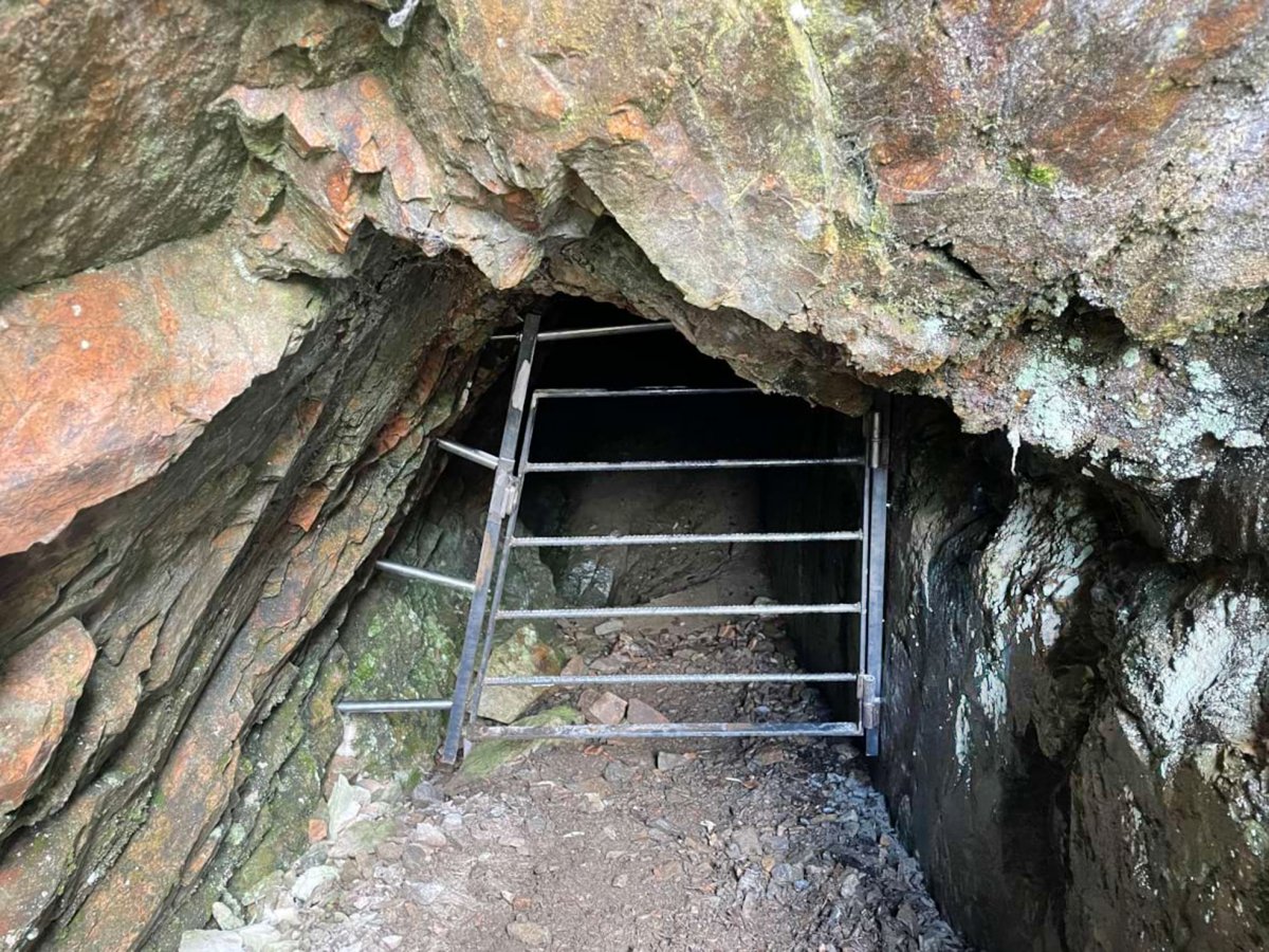 L'accés a una mina tancat amb un sistema per permet l'accés dels ratpenats