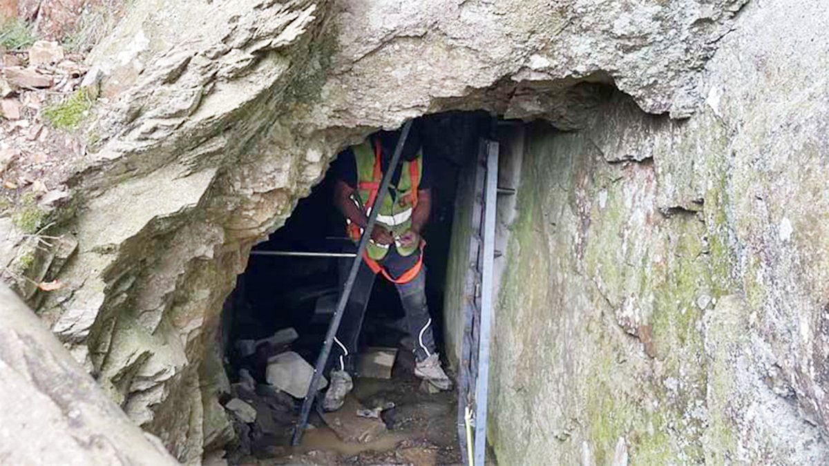 Els treballs per tancar un dels accessos a la mina