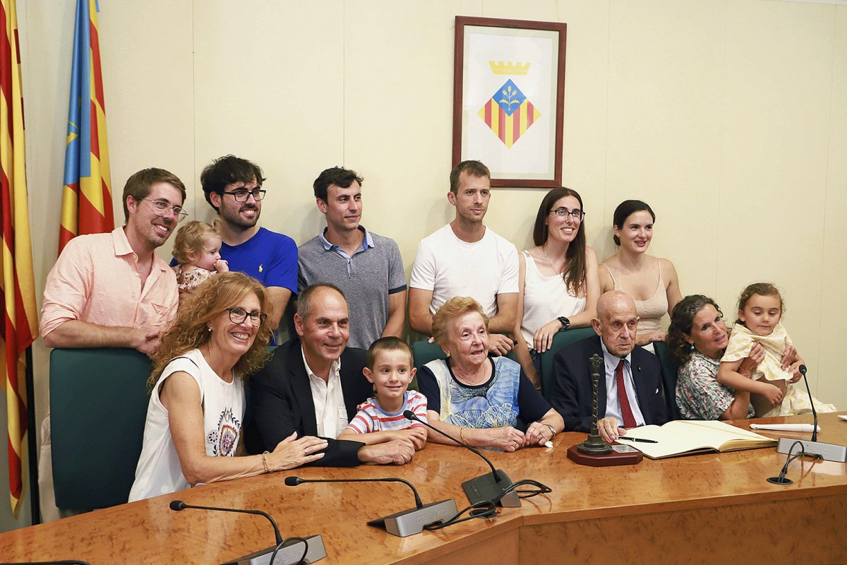 Esteve Perich amb la seva família després del ple on va rebre el reconeixement