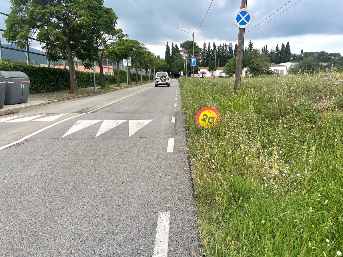 La carretera BV-5151 aquest dilluns, amb la zona esportiva i les antigues escoles de Corró d’Amunt al fons