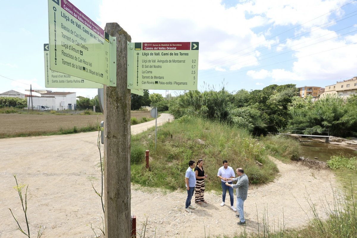 Álex Valiente, conseller comarcal de Turisme, amb l’alcalde de Lliçà de Vall, Ferran Ballestà, i els regidors Xavi Castillejo i Sonia Marinas