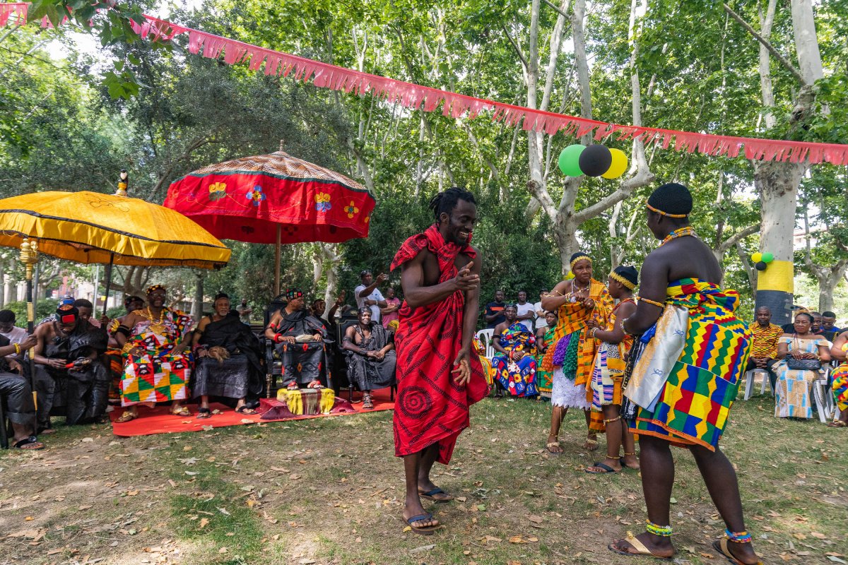 Balls amb el ‘kente’, el vestit tradicional