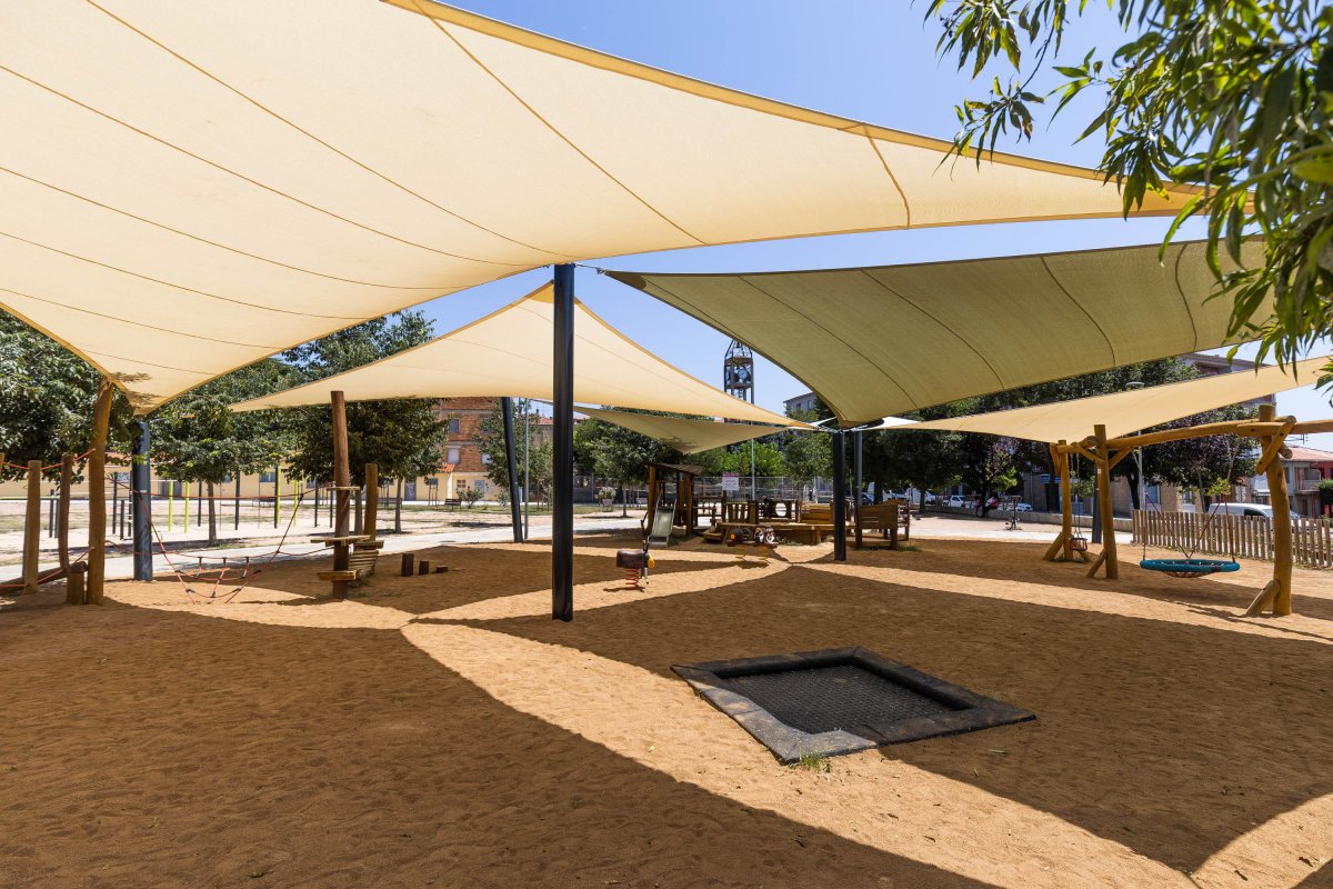 Els nous tendals al camp del Montserratí de Torelló, que s'hi mantindran tot l'estiu