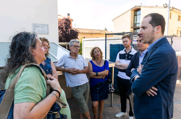 Sílvia Font, a qui han ocupat el pis, conversant amb el diputat Pau Ferran i el portaveu del grup Juan Fernández (PP)