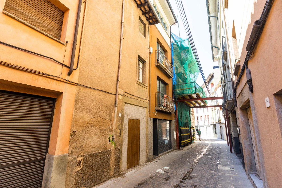 Habitatge que vendrà el consistori al carrer Sant Pere de Vic