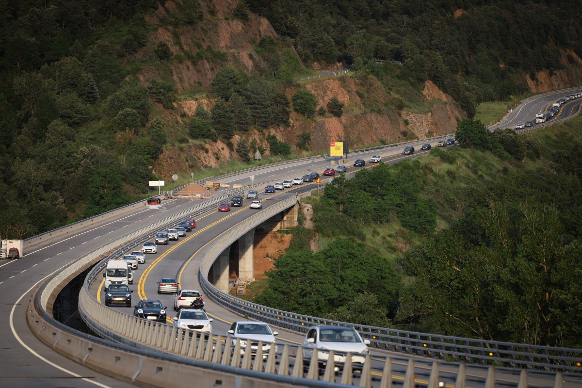 Retenció de vehicles al viaducte de Sant Sadurní el passat diumenge a les 8 del vespre. La concentració es va allargar fins a les 9