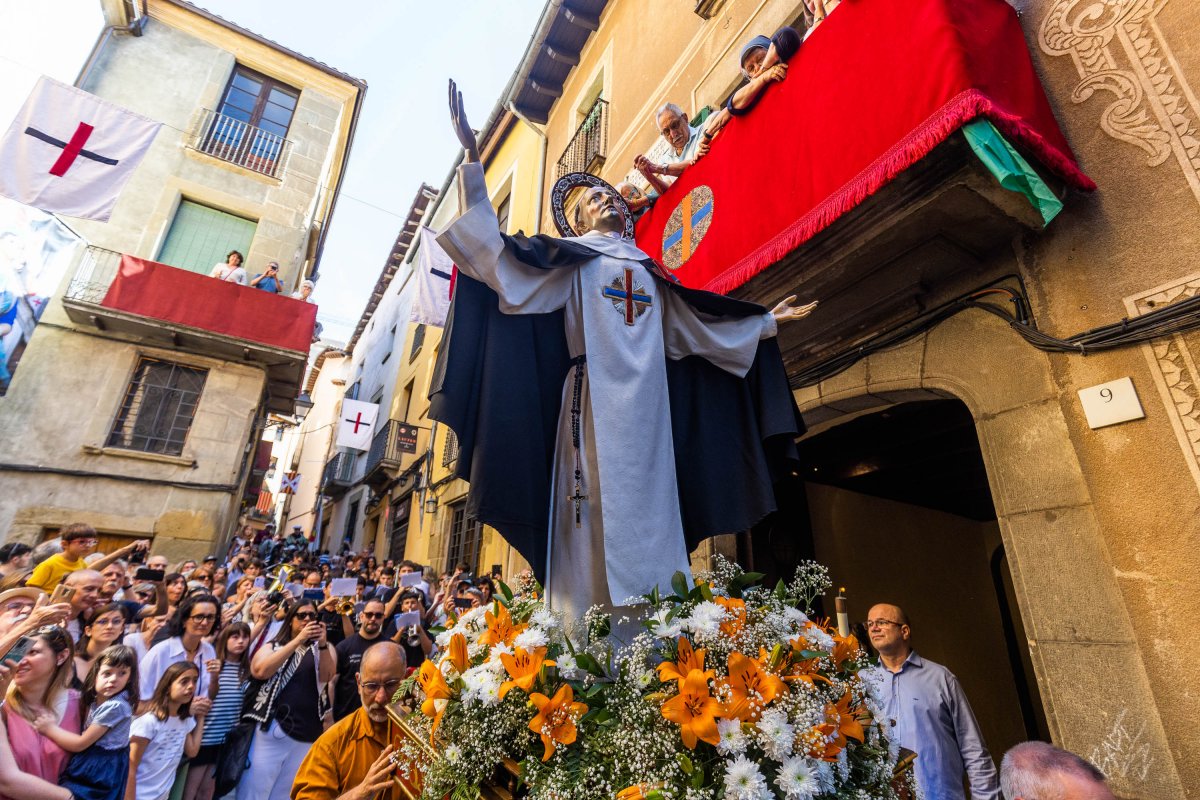 La imatge de Sant Miquel presidint un Seguici solemne i cada vegada més concorregut