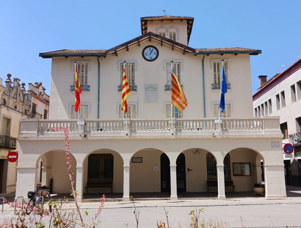 La casa de la vila amb les quatre banderes oficials