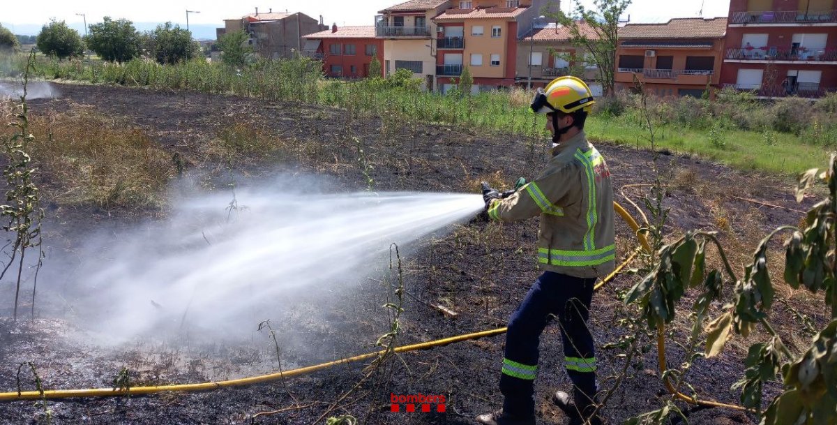 Una dotació dels Bombers ha treballat en l'extinció de les flames