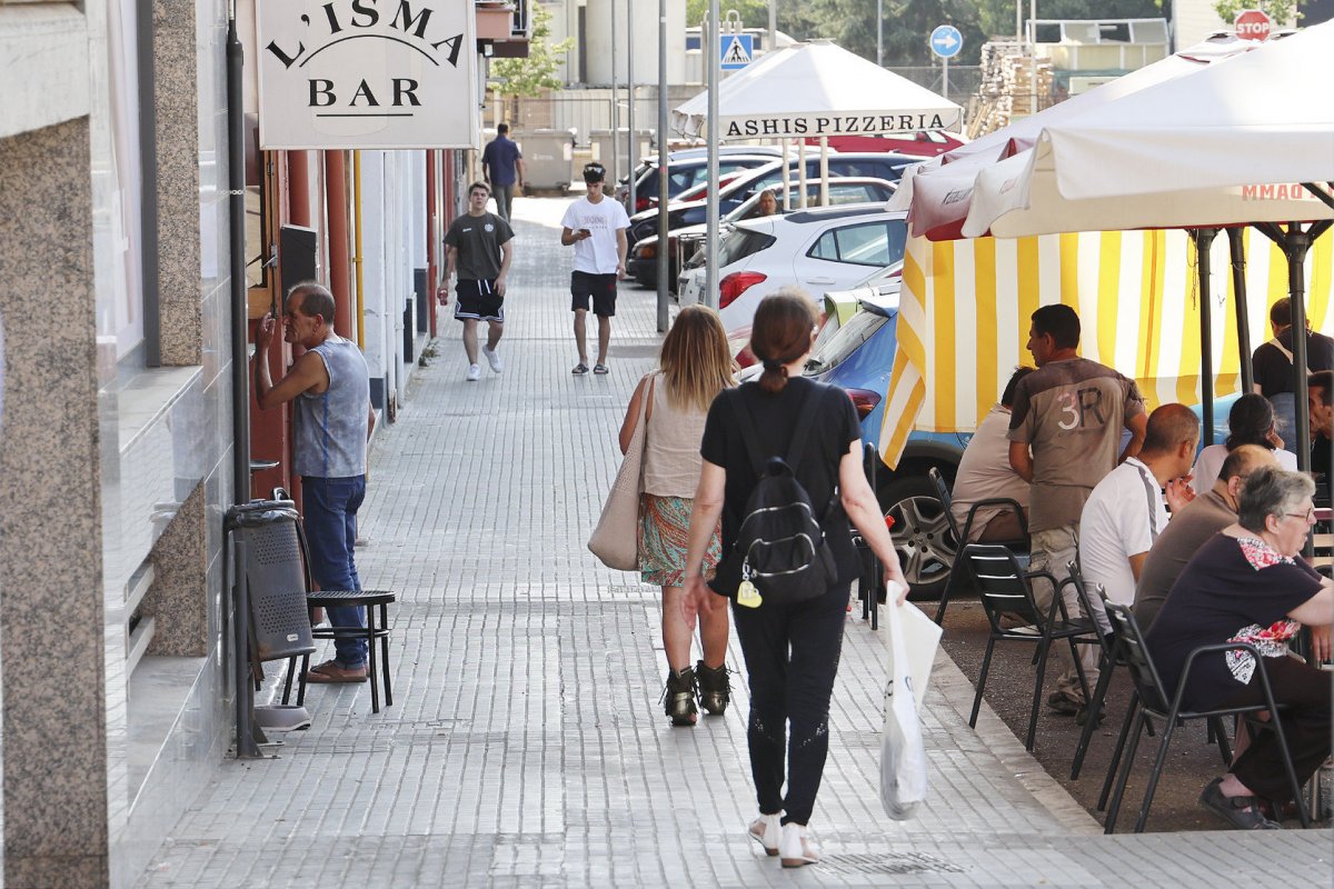 Un carrer comercial al centre de la Roca