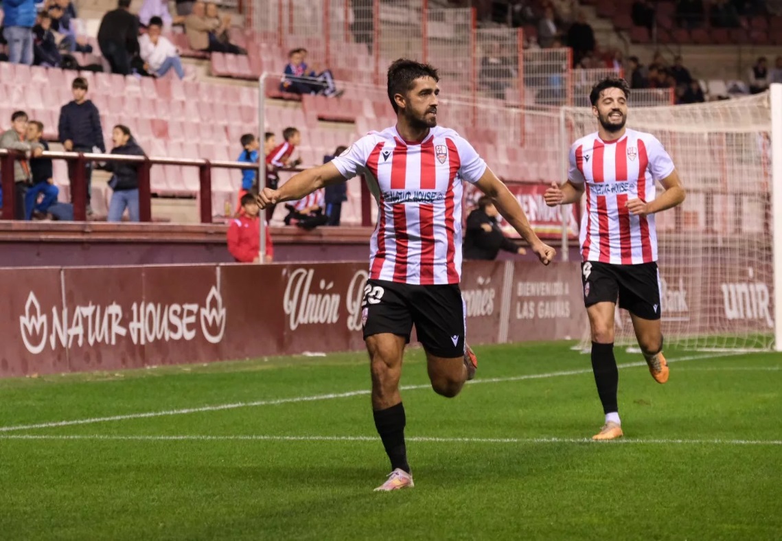 Miki Codina celebrant un gol amb la UD Logroñés