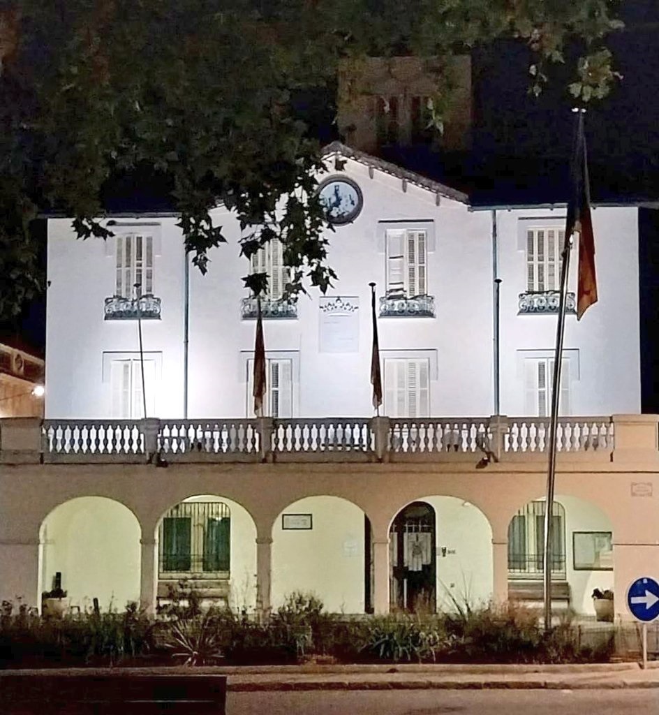 La façana de l'ajuntament ja sense la bandera espanyola i l'europea