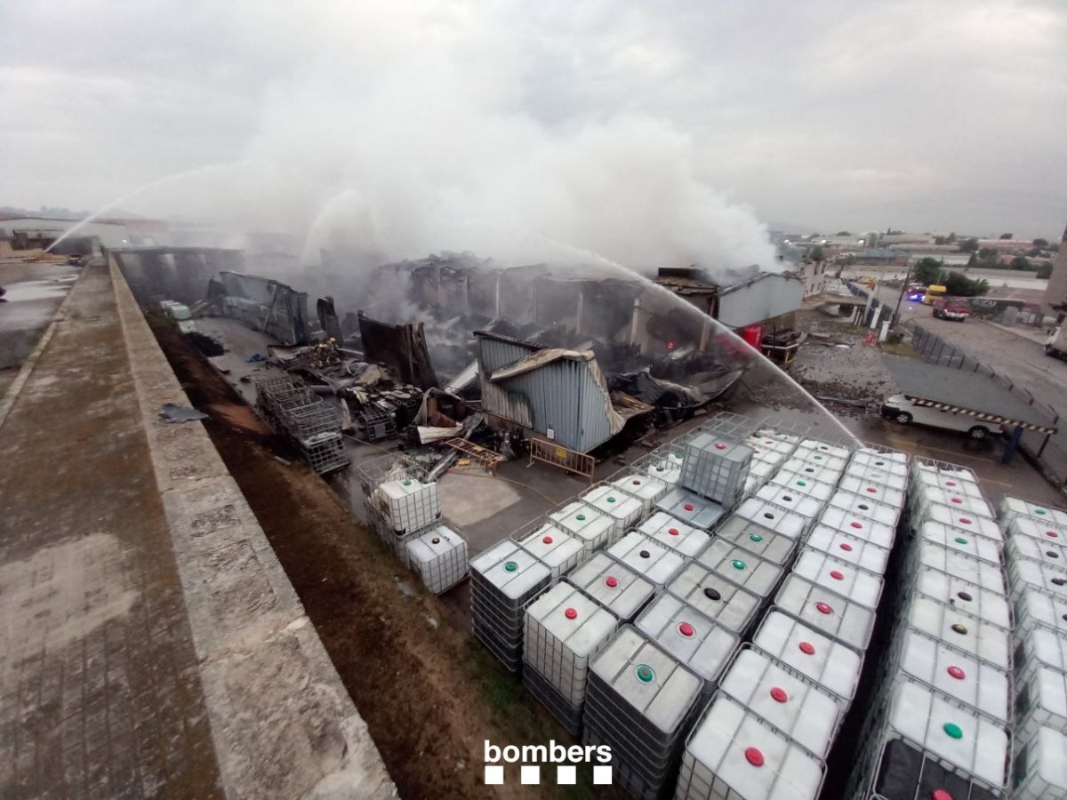 Tasques d'extinció del foc de Polinyà