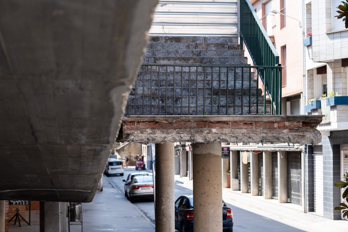 Les escales escapçades que fins ara accedien a l’edifici del mercat municipal