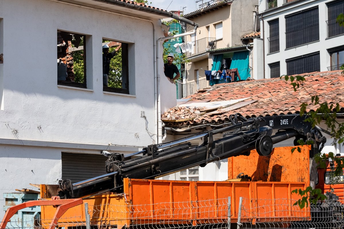 Operaris treballant a la part de l’edifici que ha d’anar a terra