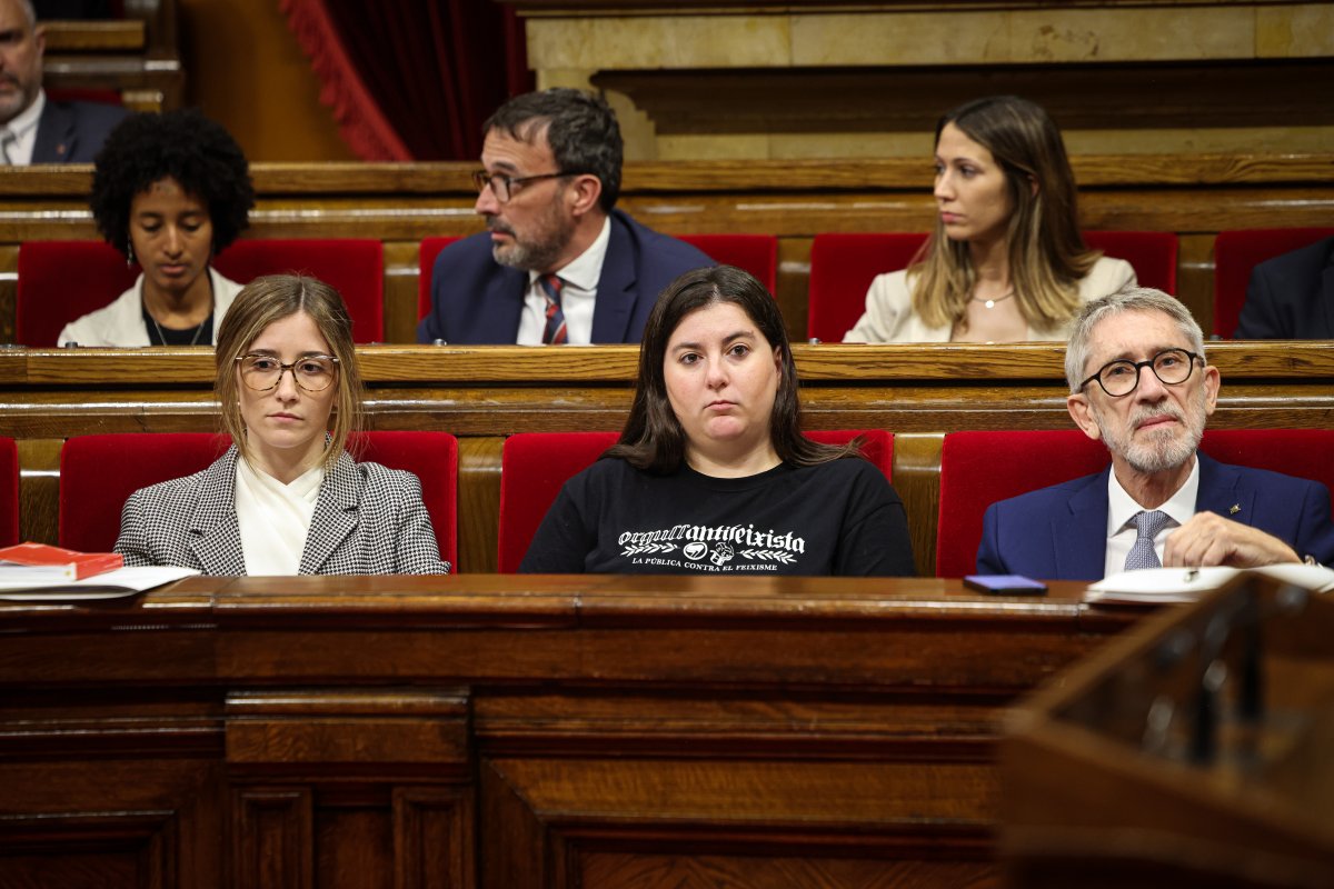 Mar Besses, al centre, en la sessió de constitució de la cambra