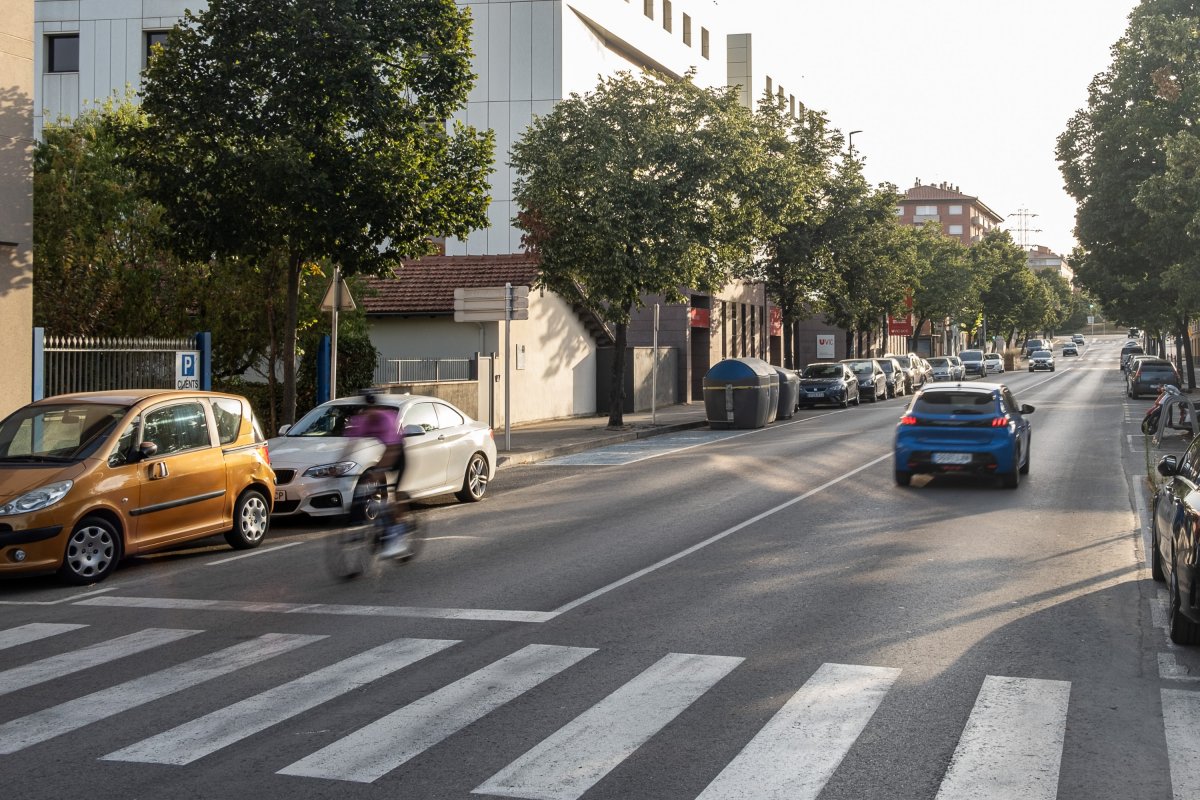 Aspecte de l’avinguda Olímpia, on actualment hi ha un carril bici sobre la vorera dreta de la via