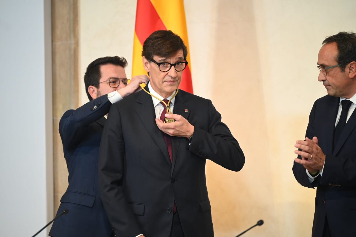 Aragonès posa la medalla de president a Illa