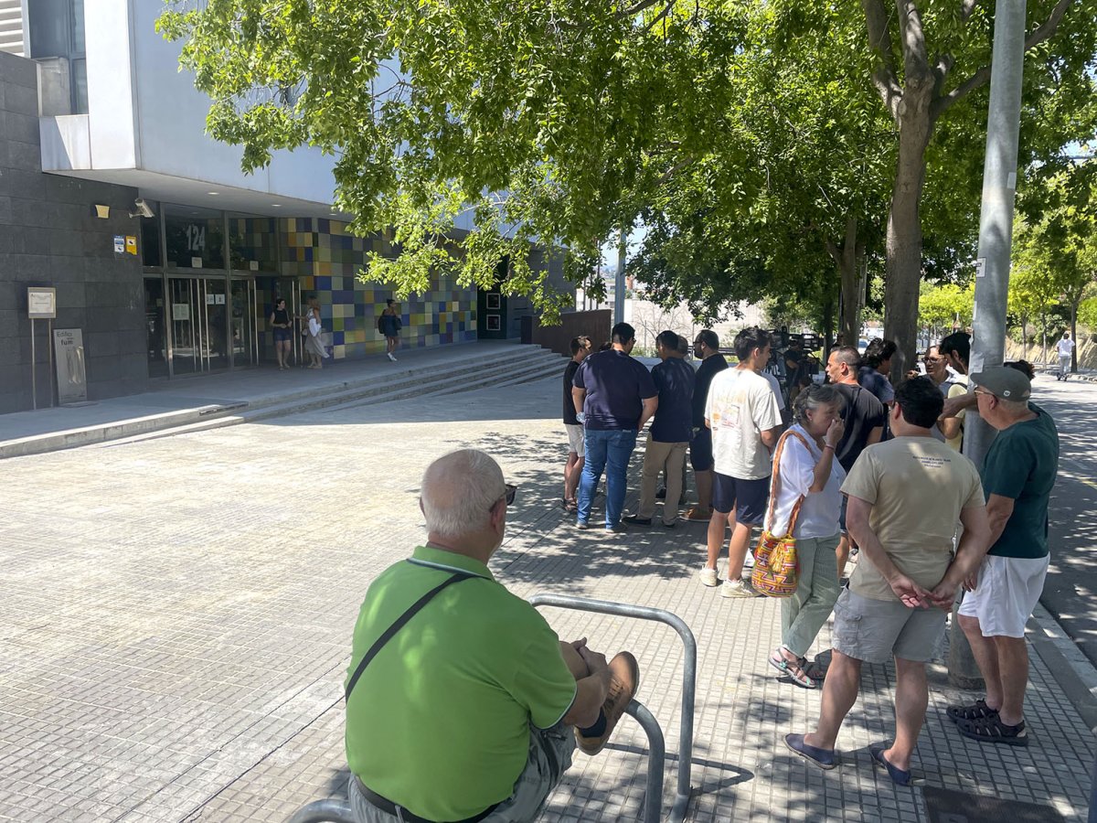 Persones concentrades divendres a la porta dels jutjats de Granollers