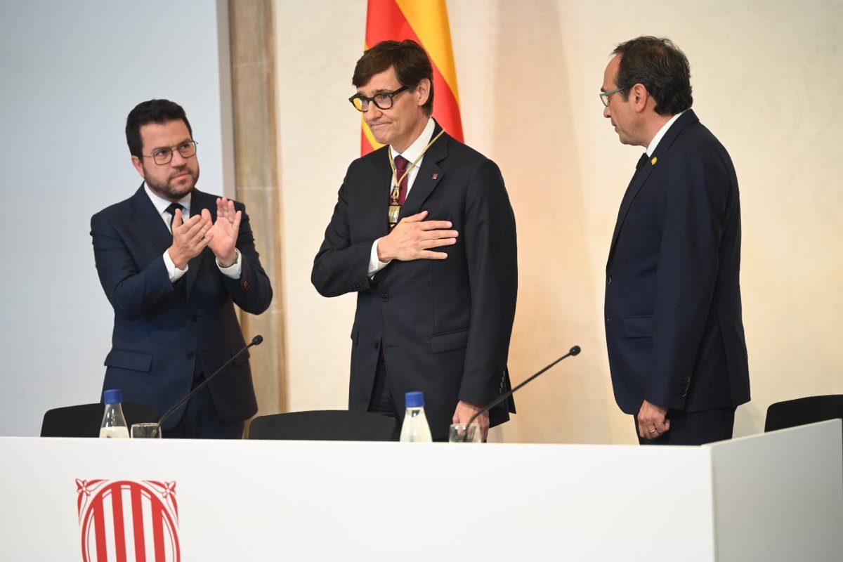 Illa, amb el president sortint i el president del Parlament, després de la promesa del càrrec