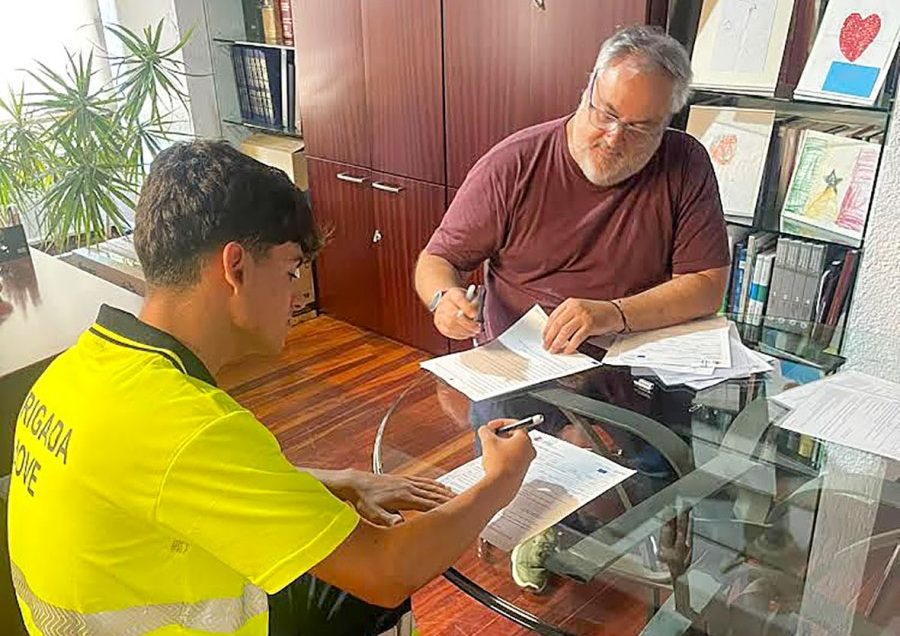 Un dels sis joves que s’ha incorporat a la brigada signant el contracte