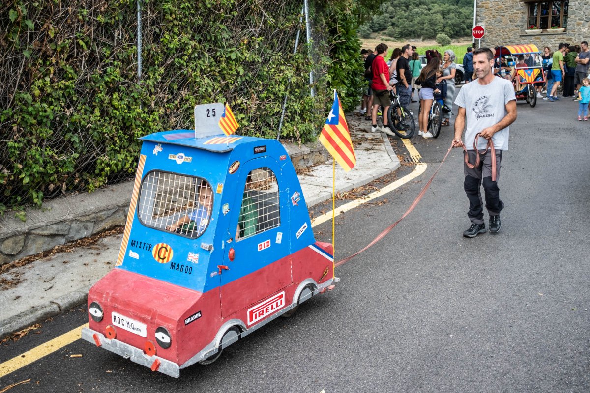 Un moment de la baixada de carretons a la festa a Cantoni