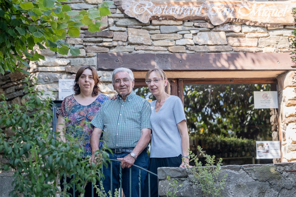 Els propietaris de Can Miquel, Mercè, Miquel i Isabel Parramon, davant de la façana del restaurant