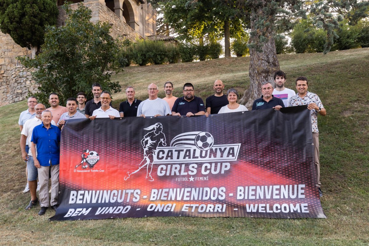 Membres de l’organització acompanyats de representants polítics, dels clubs i també de la Federació Catalana