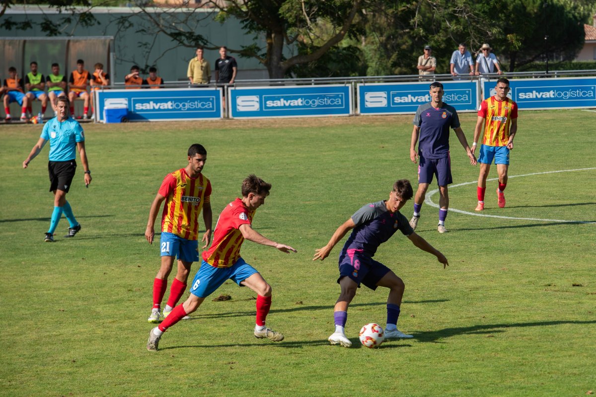 Una imatge del partit d'aquest diumenge entre el Tona i l'Espanyol B