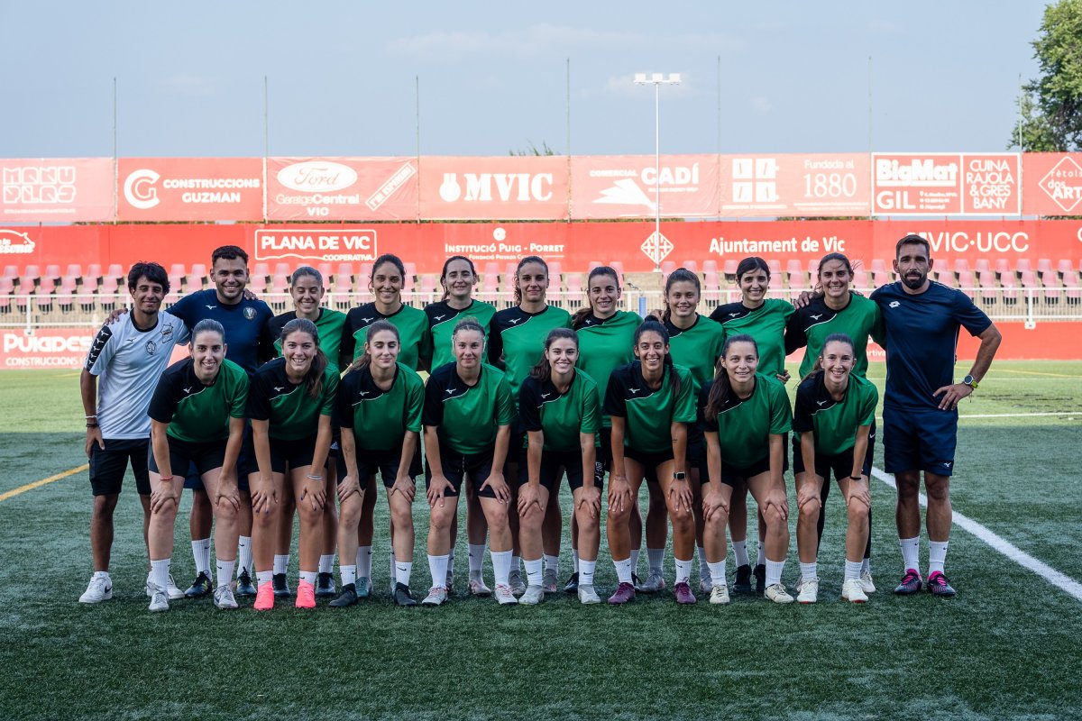 La plantilla del Vic Riuprimer, amb algunes absències, en el primer entrenament de la temporada a l’Estadi Hipòlit Planàs, aquest dilluns