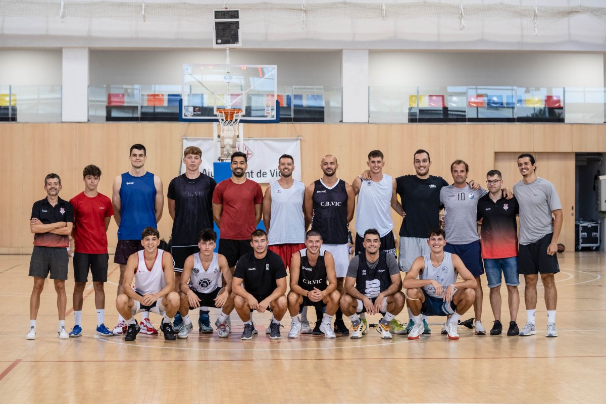 Els jugadors del CB Vic amb el cos tècnic, aquest divendres just abans de fer el primer entrenament