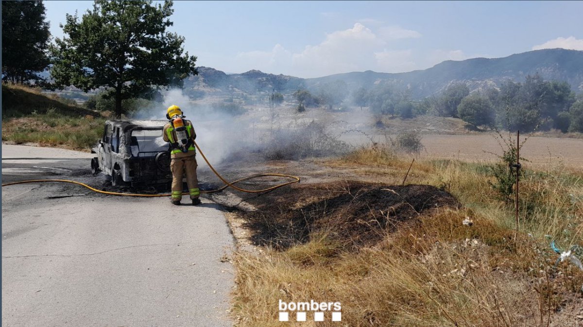 El cotxe incendiat a Sant Pere