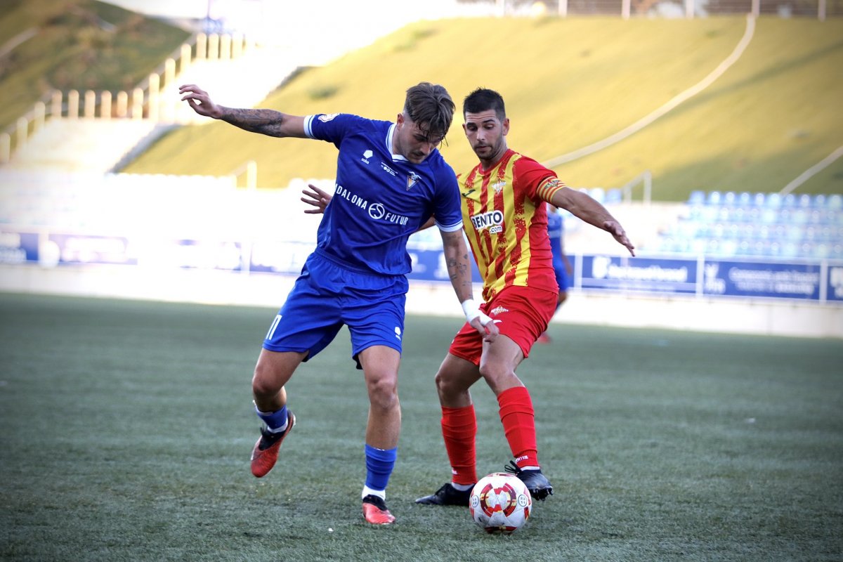 Nil Salarich, capità del Tona, en un acció del partit