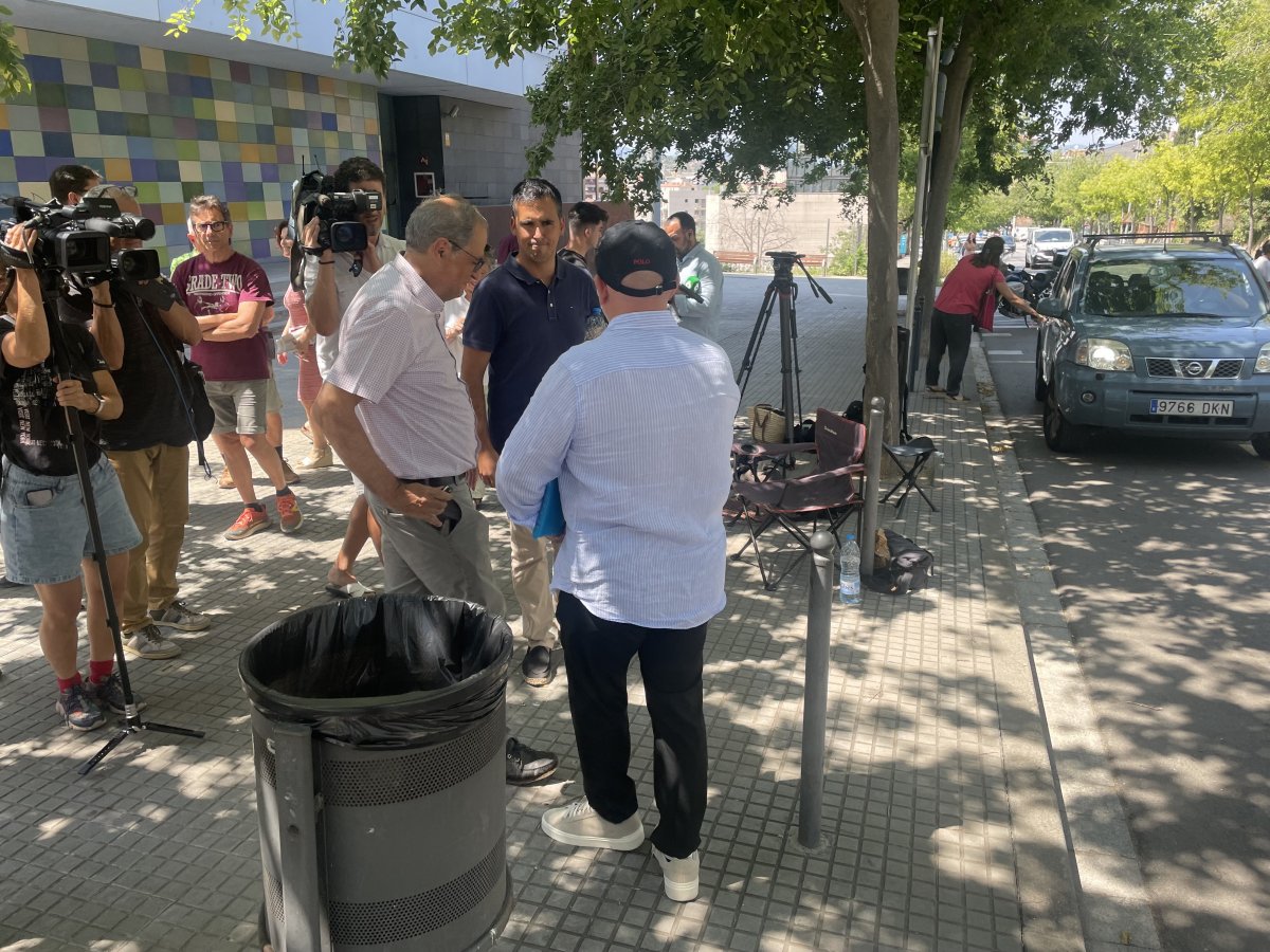 Boye, d'esquena, amb Quim Torra i Raül Garcia, exalcalde de SAnt Celoni, aquest divendres a Granollers