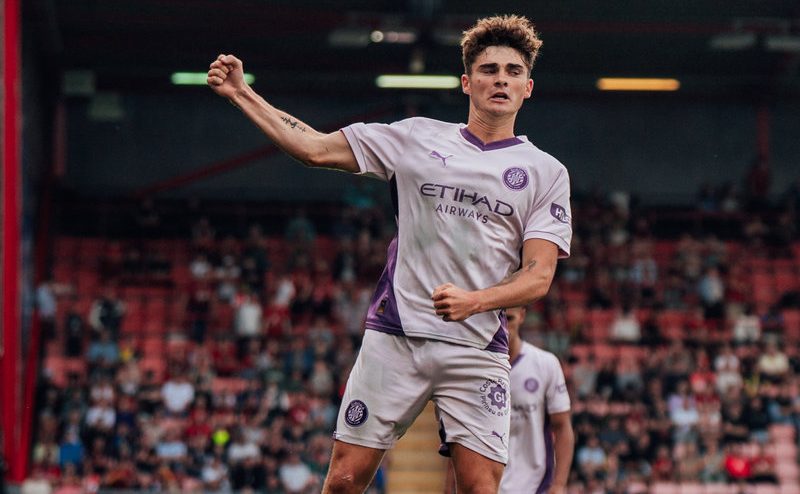 Joel Roca celebrant el gol que va fer davant el Bournemouth, en un partit de la pretemporada