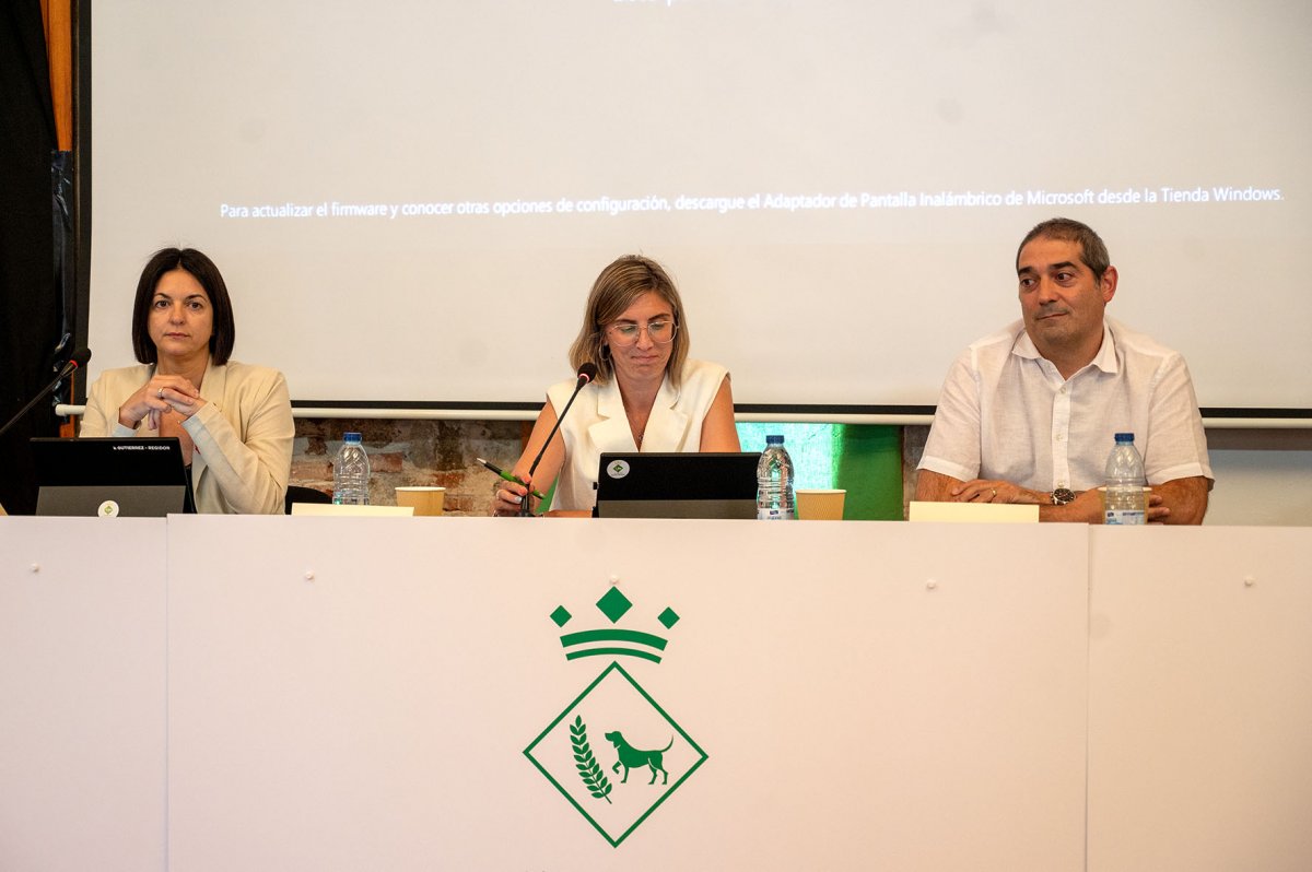 Colomé, al centre, amb els dos regidors que van plegar en el darrer ple