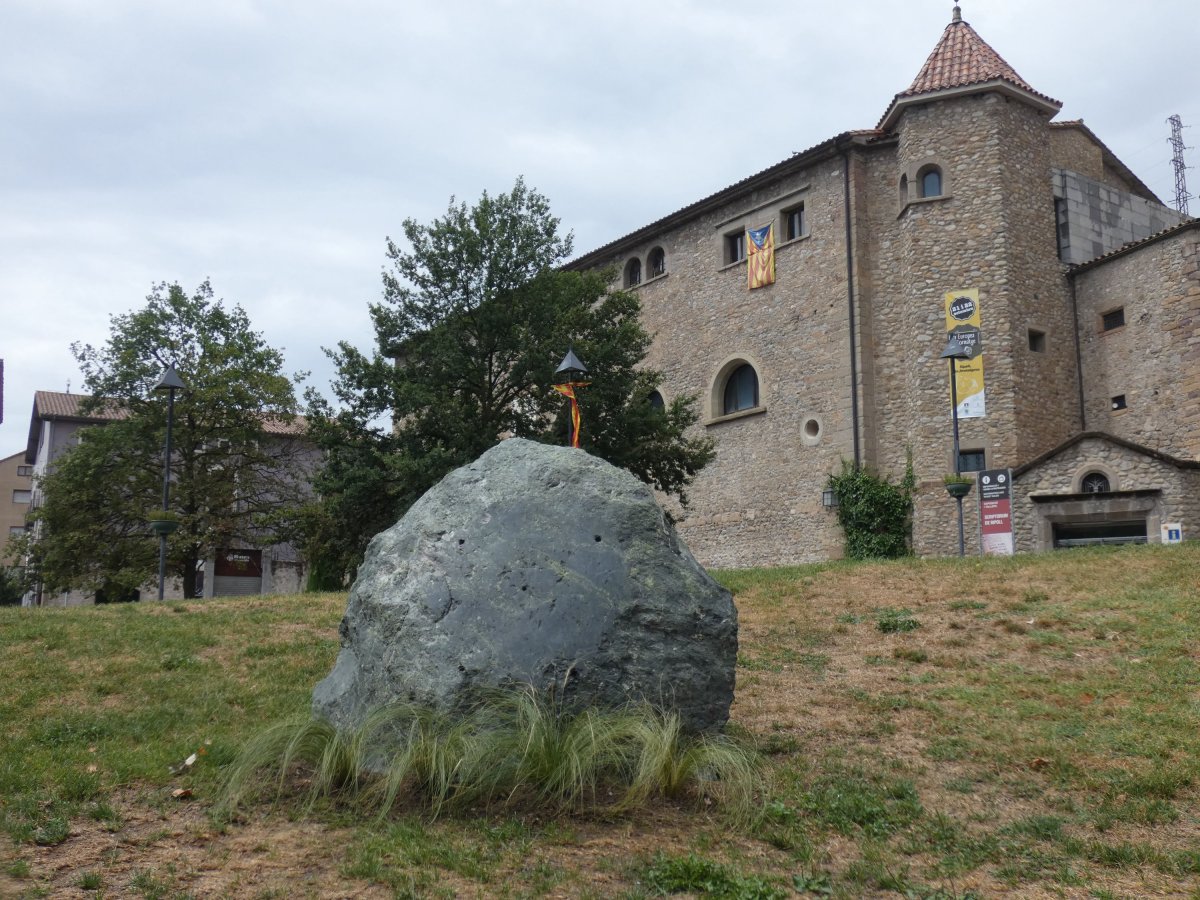 La pedra grega on diumenge es muntarà la placa que serà memorial per a les 16 víctimes dels atemptats del 17-A