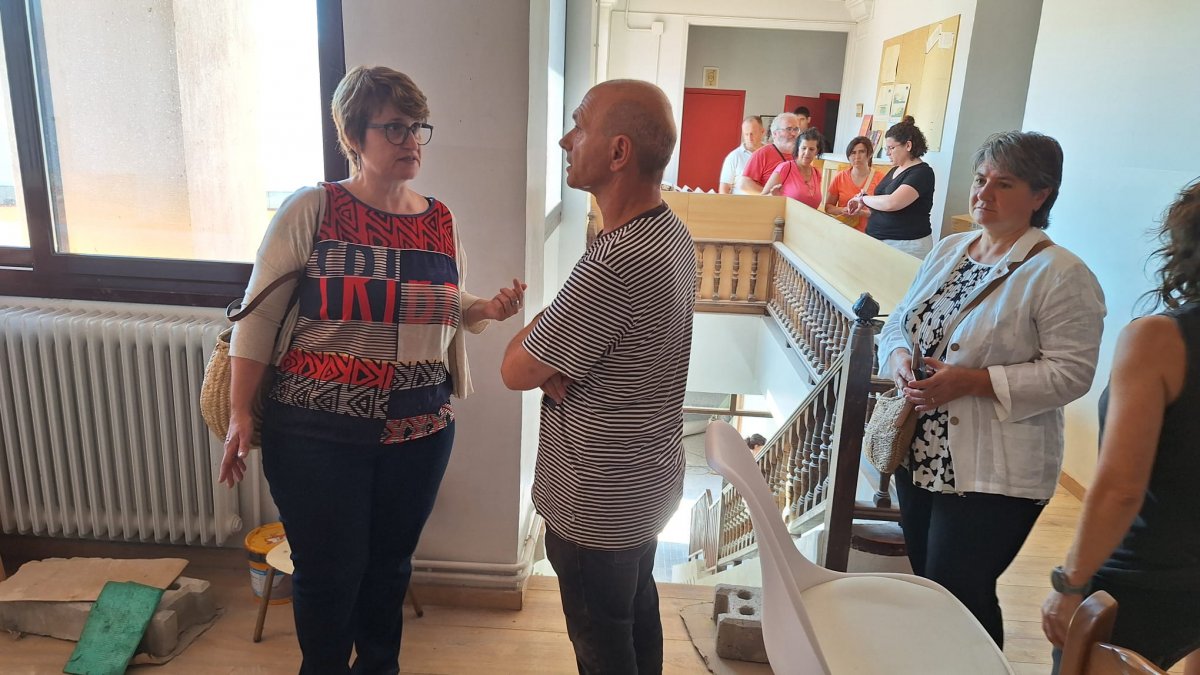 Anna Simó i Jordi Fàbrega visitant l'escola Josep Maria Xandri