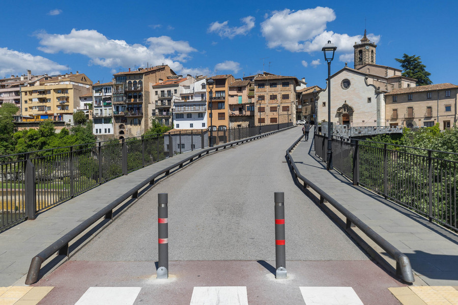 El Pont Vell de Roda de Ter, tallat al trànsit de vehicles, en una imatge de començament d’estiu