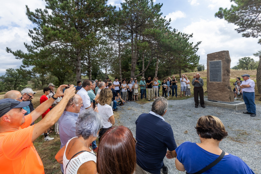 La inauguració del monòlit en record de les Degollades, dissabte. A cada costat, Josep Maria Onyós i Joan Vilamala, mecenes i promotor de la iniciativa respectivament