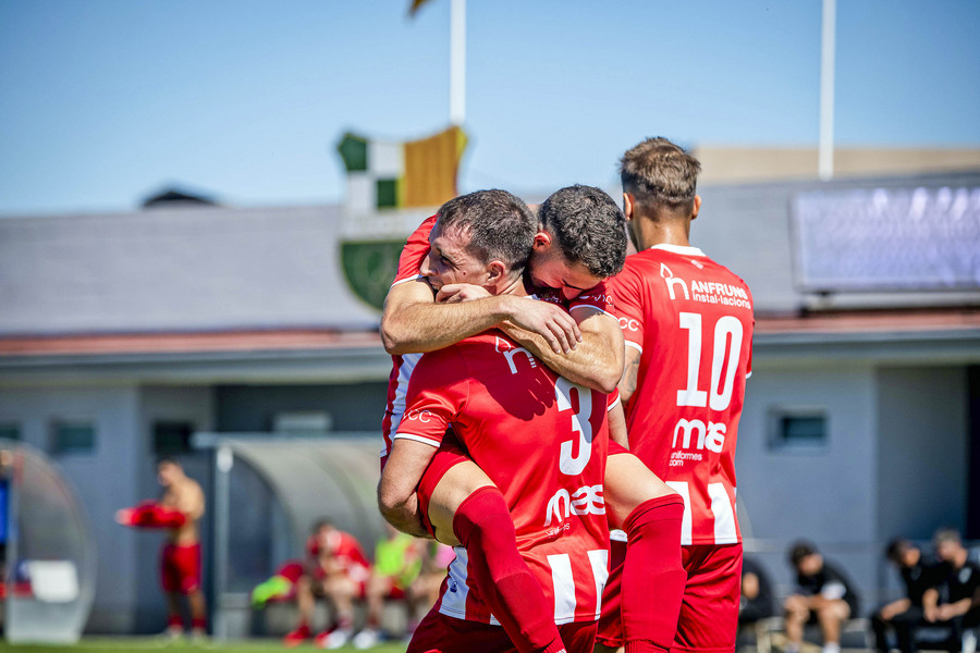 els vigatans celebren un dels sis gols que van fer al Vilobí