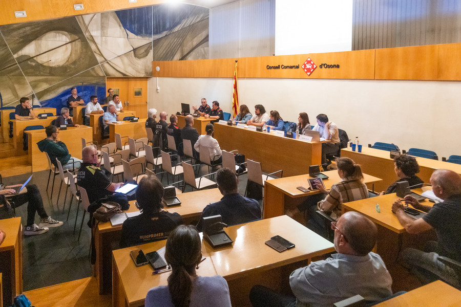 El cap dels Mossos a Osona, Josep Pericas, a l’esquerra de tot, al Consell d’Alcaldes, aquest dimecres a la nit